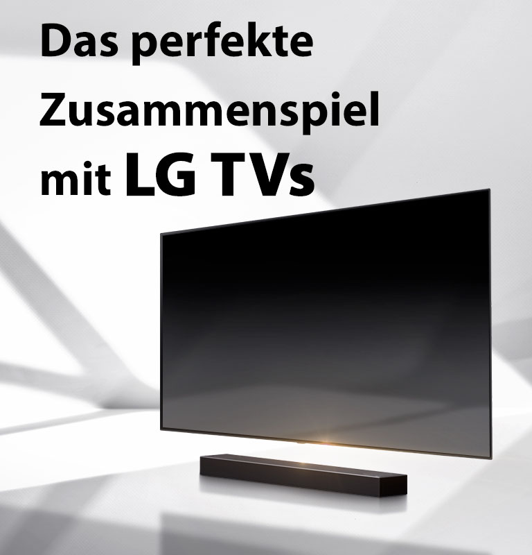 Eine Soundbar und ein TV-Gerät stehen auf einem weißen Boden. Von rechts hinten und von außen erscheinen Schatten.