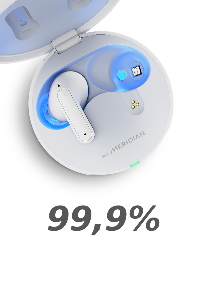 Das blaue UV-Licht der TONE Free ist bei geöffnetem Lade-Etui eingeschaltet und der Schriftzug „UVnano tötet 99,9 % der Bakterien ab“ ist darunter zu lesen.