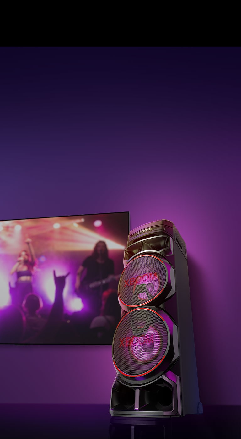 Ein Blick von unten auf die rechte Seite des LG XBOOM RNC9 vor einem lila Hintergrund. Die XBOOM-Leuchten sind ebenfalls lila. Und ein Fernsehbildschirm zeigt eine Konzertszene.