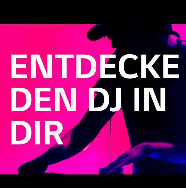 Ein Mann legt ein DJ-Deck auf.