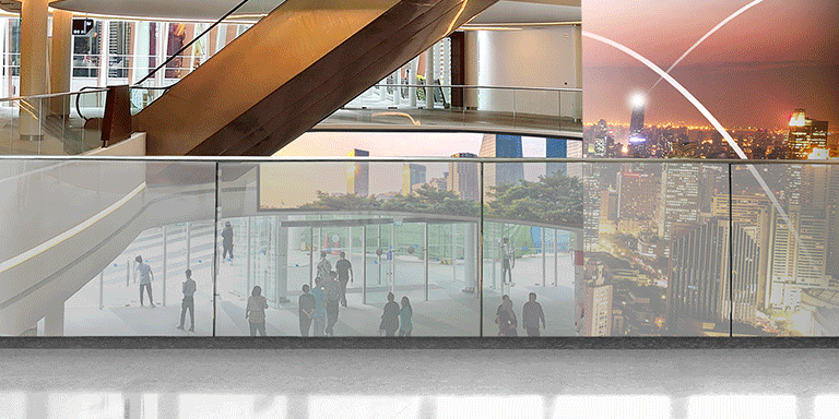 Die transparente LED-Folie von LG mit 14mm Pixelabstand wird in Einkaufszentren installiert und macht die Objekte hinter dem Produkt sichtbar, auch nachdem das Produkt angebracht und ausgeschaltet wurde.