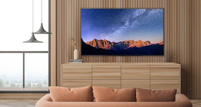 Ein in einem Hotel an der Wand hängender Fernseher zeigt ein Bild in leuchtenden und lebhaften Farben an.
