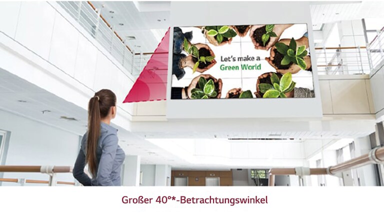 Eine Frau blickt auf einen weiter oben installierten Bildschirm, und die Farben werden lebhaft und ohne jegliche Verzerrung wiedergegeben.