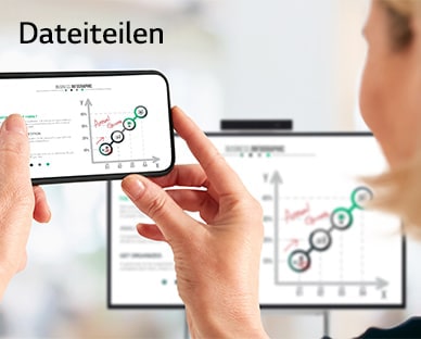 Mehrere Menschen besprechen und teilen ihre Ideen unter Verwendung von LG One:Quick Flex. Eine Person macht sich mit einem speziellen Touch-Pen Notizen zu den auf dem One:Quick-Flex-Bildschirm angezeigten Daten. Das vom LG One:Quick Flex gesendete Bild wird auf dem Smartphone einer Frau angezeigt.