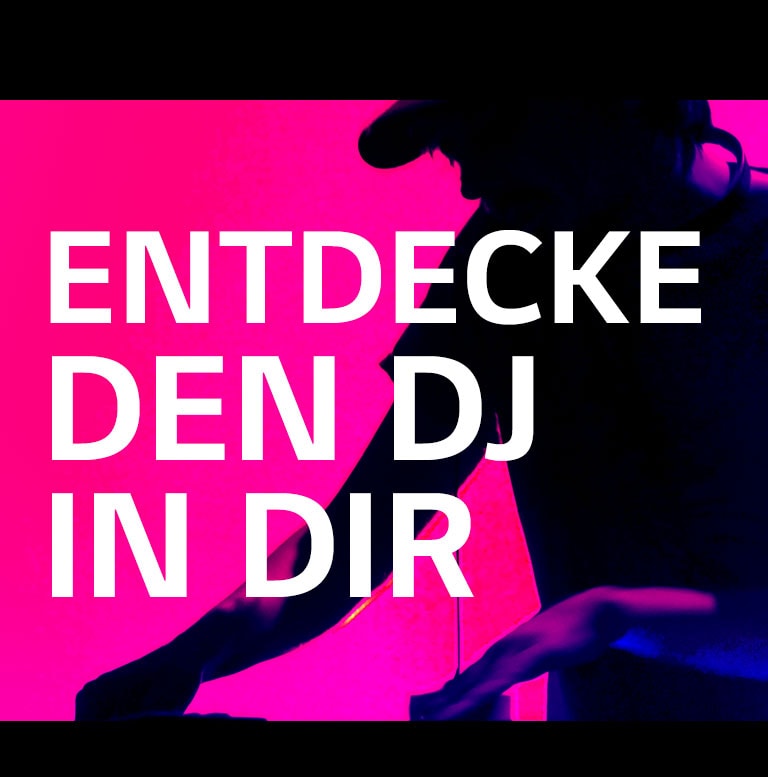 Ein Mann legt ein DJ-Deck auf.