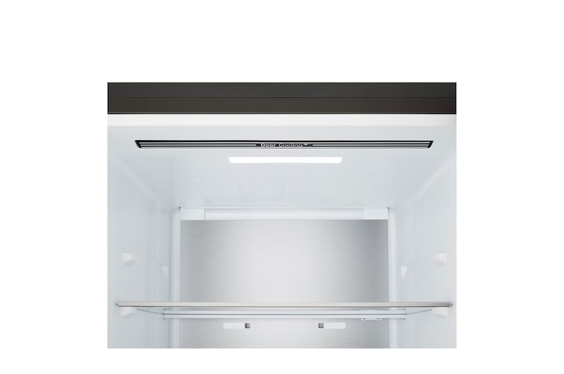 LG Unterer Gefrierschrank bündig installiert in hoher warmer beigefarbener Wand mit weißen Pfeilen, welche auf die Oberseite und die vorderen Oberflächen zeigen