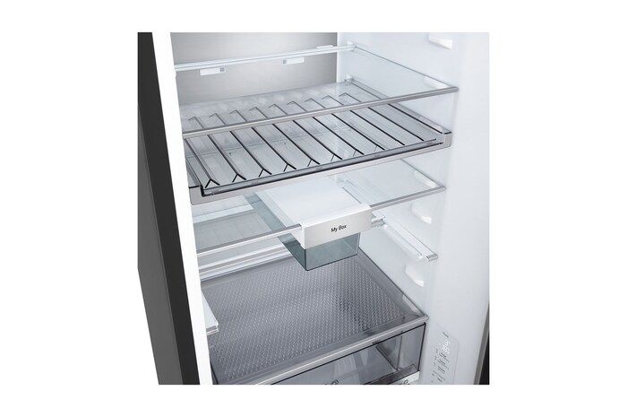 Nahaufnahme des LG Kühl-/Gefrierschrank Weinregals mit vier Flaschen und einer Schachtel Macarons mit im kreisförmigen Bild vergrößertem Gestelldesign