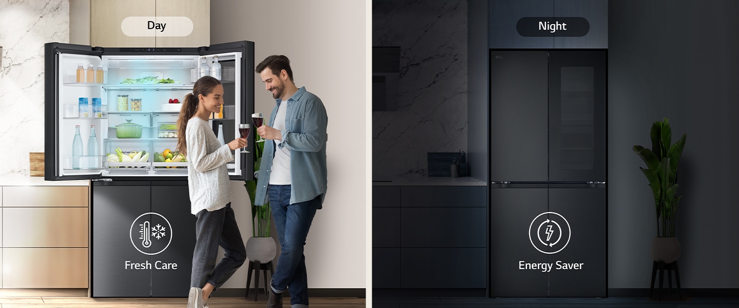 Links im Bild ein Paar mit Gläsern tagsüber vor einem geöffneten Kühlschrank (nur eine Seite offen, blaue Kaltluft strömt heraus, darunter Thermometersymbol). Rechts der Kühlschrank nachts in der Küche, darunter ein Stromsymbol (Energiesparen).