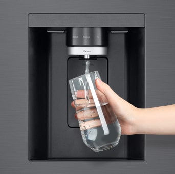 Eine Person zapft Wasser am Wasserspender eines LG Multi-Door-Kühlschranks.