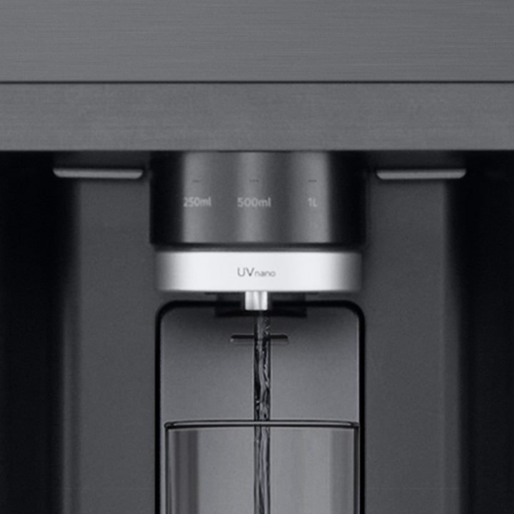 Demonstration der UVnano-Funktion, wie Wasser durch Filter gereinigt wird.