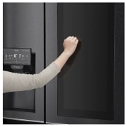 LG ​​Side-by-Side mit InstaView Door-in-Door ®  | Eis-, Crushed Ice- und Wasserspender  | ​625​ Liter Kapazität | Energieeffizienzklasse ​F​ | ​Festwasseranschluss | Matte Black Steel​​ | ​GSX960MCVZ, GSX960MCVZ