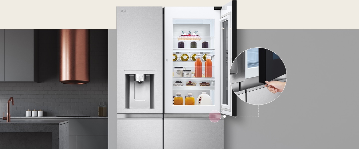 Die Vorderansicht eines schwarzen InstaView-Kühlschranks. Die Door-in-Door™ des Kühlschranks ist offen. Auf einem kleinen Bildschirm wird erklärt, wo sich ein versteckter Knopf zum Öffnen der Tür befindet.