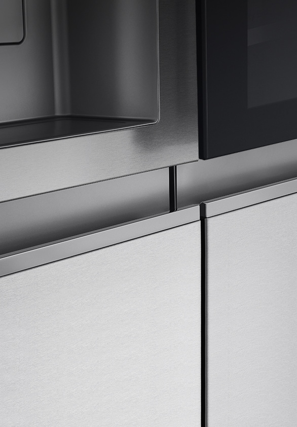 Eine Seitenansicht des Kühlschranks, um das elegante Design des Handgriffs hervorzuheben.