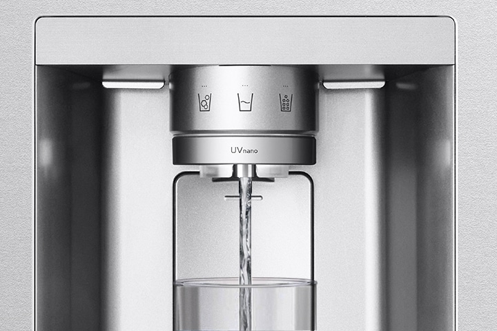 Das Wasser kommt aus dem Dosierer im schwarzen Kühlschrank.