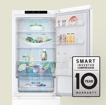 Mit frischen Lebensmitteln gefüllter Kühlschrank mit offener Tür und 10-Jahres-Garantie auf den Smart Inverter Kompressor.	