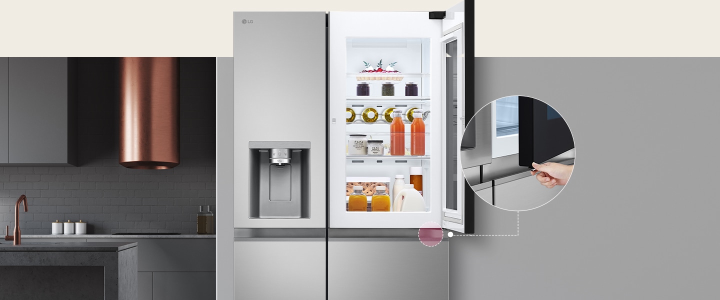 Die Vorderansicht eines schwarzen InstaView-Kühlschranks. Die Door-in-Door™ des Kühlschranks ist offen. Auf einem kleinen Bildschirm wird erklärt, wo sich ein versteckter Knopf zum Öffnen der Tür befindet.