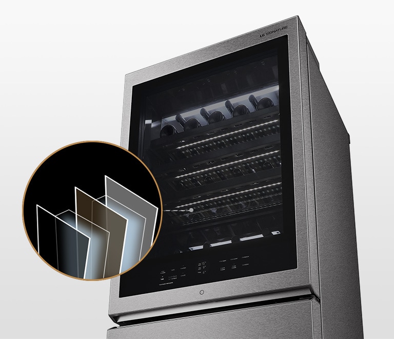 Die schwarz verspiegelte Dreifachverglasung des LG SIGNATURE Weinkühlschranks hält UV-Licht ab.