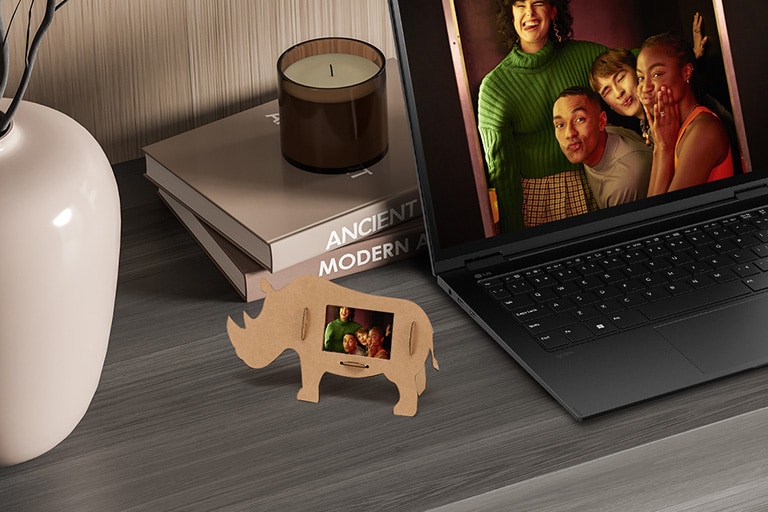 Gezeigt wird der Nashorn-Bilderrahmen auf einem Schreibtisch.