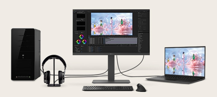 Vorderansicht eines Arbeitsplatzes, an dem mehrere Geräte an Monitore angeschlossen sind.