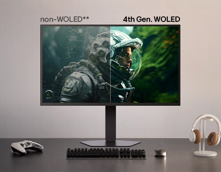 Gegenüberstellung der Wiedergabequalität von Nicht-WOLED und der 4. Generation mit WOLED-Technologie rechts, die Verbesserungen bei Helligkeit, Farben und Klarheit zeigt. Der Monitor steht auf einem Tisch mit Game Controller, Tastatur und Headset.
