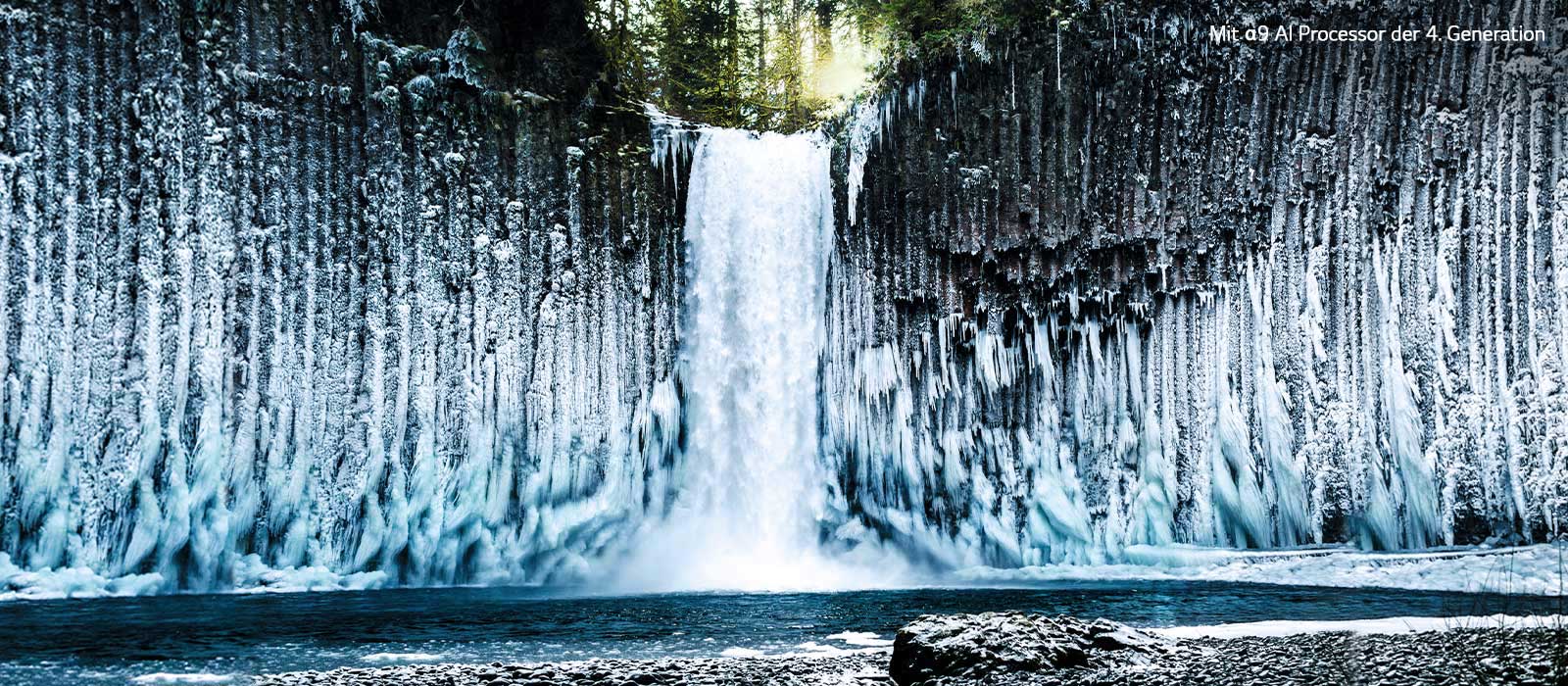 Schieberegler-Vergleich der Bildqualität eines gefrorenen Wasserfalls in einem Wald.