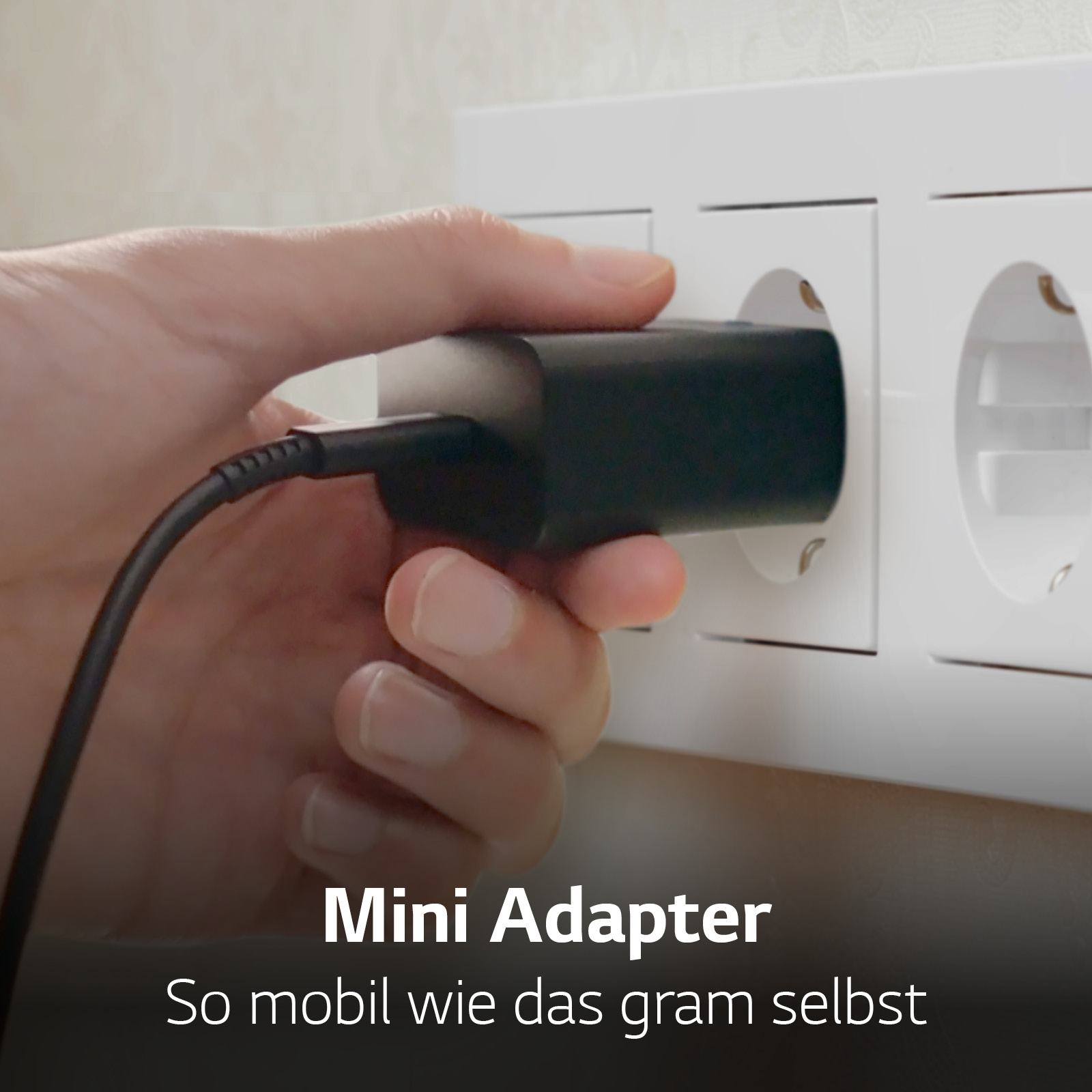 Der kleinere Adapter ist an das LG gram angeschlossen.