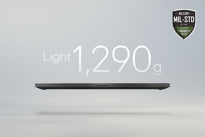 Eine Animation, die einen leichtgewichtigen Laptop zeigt. In das erste Bild wird „1.290 g“ eingeblendet und in das zweite Bild „15,4 mm“ als Dicke. Beide Bilder zeigen das MIL-STD-Logo für Umwelt-Tests zum Unterstreichen von Portabilität und Robustheit.