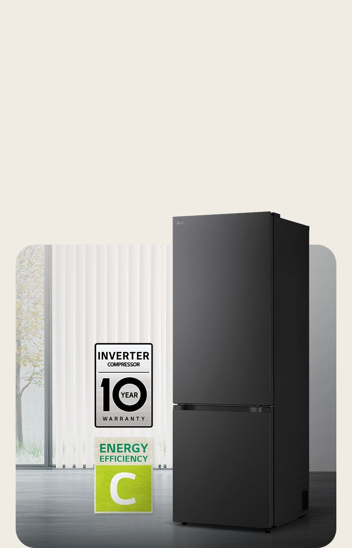 LG Unterer Gefrierschrank (GBBW726AEV) matt schwarz, Vorderansicht in hellem Raum mit vertikalen Jalousien, mit 10-jähriger Kompressorgarantie und Energieeffizienz-A-Symbolen unten