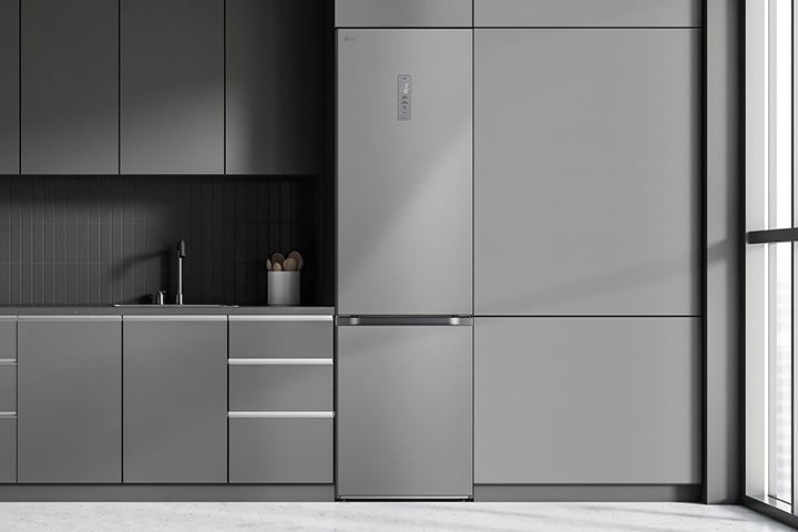 Moderne Küche mit einem Kühlschrank, der sich nahtlos einfügt