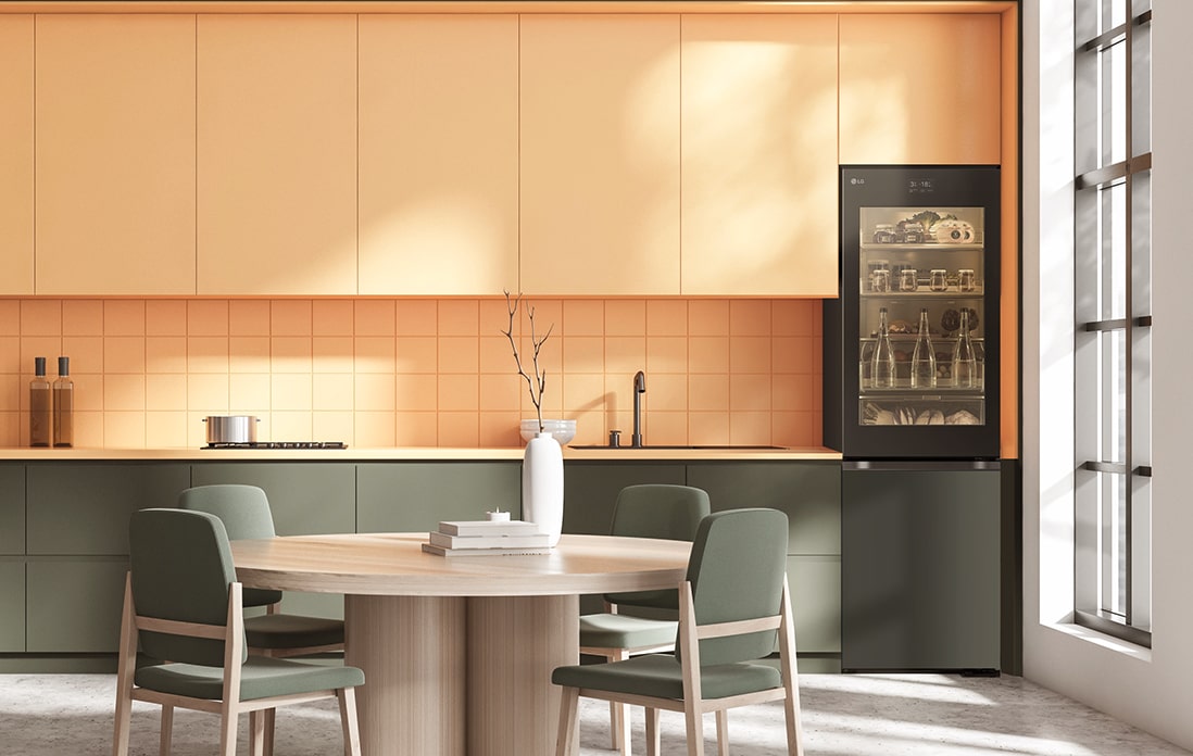 Un'immagine del frigorifero in una cucina sui toni del giallo