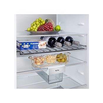 LG Unterer Gefrierschrank (GBBS726CPY) bündig installiert in hoher warmer beigefarbener Wand mit weißen Pfeilen, welche auf die Oberseite und die vorderen Oberflächen zeigen