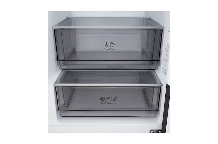 LG Unterer Gefrierschrank (GBBS726CPY) im Wohnbereich mit Blick auf die nächtliche Stadt, KI-Sparmodus-Grafik und schwankender Energietabelle