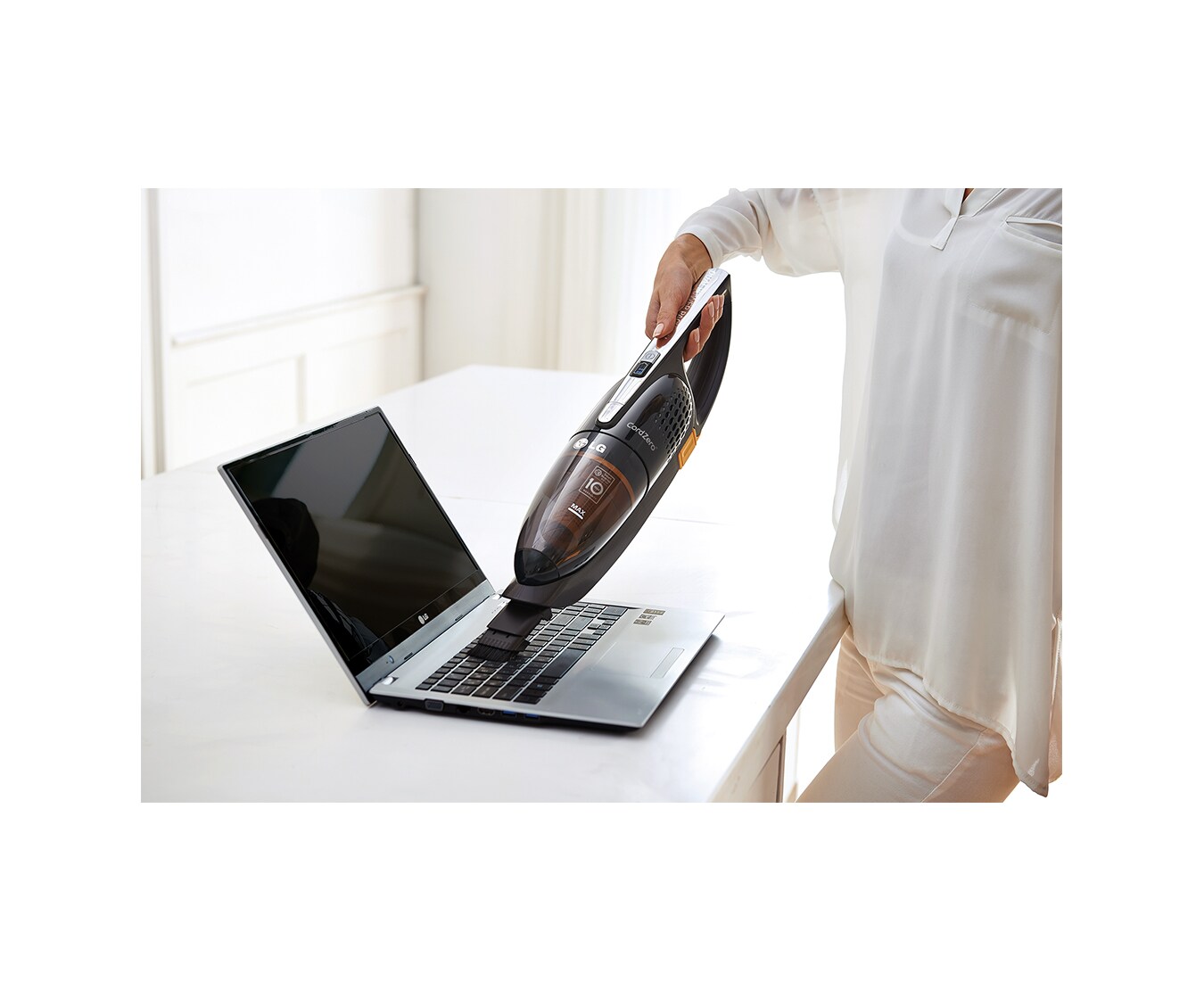 LG Kabelloser 2 in 1 Handstaubsauger mit leistungsstarkem Smart Inverter Motor™ und Dual PowerPack™ , VS8403SCW