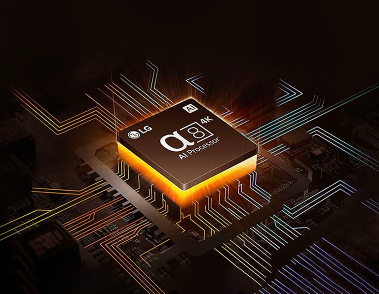 LGs alpha 8 KI-Prozessor 4K mit orangefarbenem Licht an der Unterseite und bunten Leiterbahnen, die vom KI-Prozessor abzweigen.