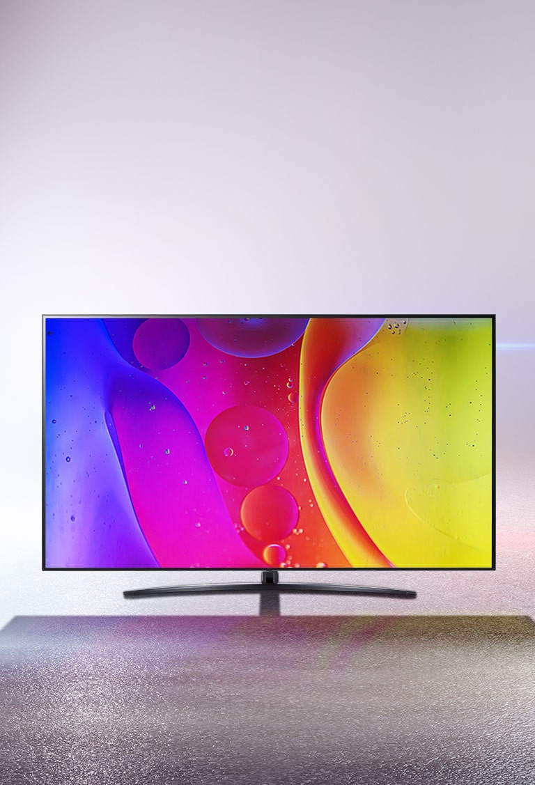 Ein Fernseher in einem kahlen weißen Raum zeigt helle, hypnotisierende, sich bewegende Farben auf dem Bildschirm.