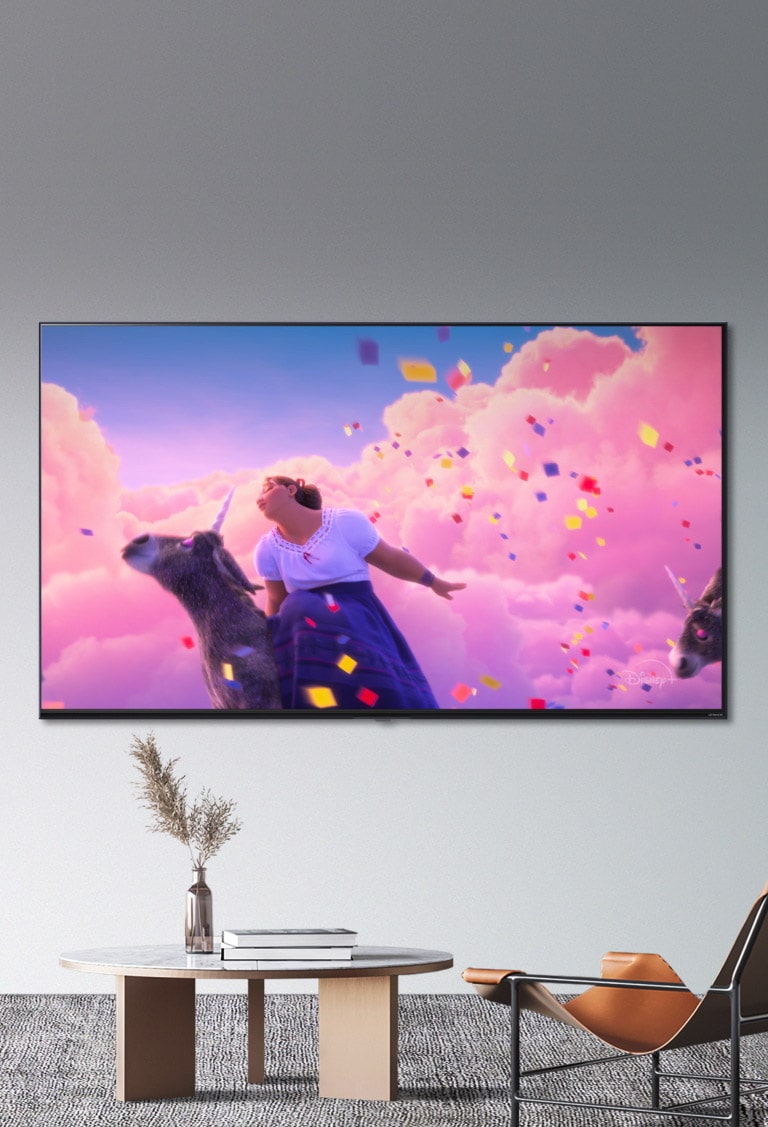 Szenen aus dem Disney-Animationsfilm „Encanto“ sind in strahlenden, lebendigen Farben auf einem LG NanoCell TV zu sehen.