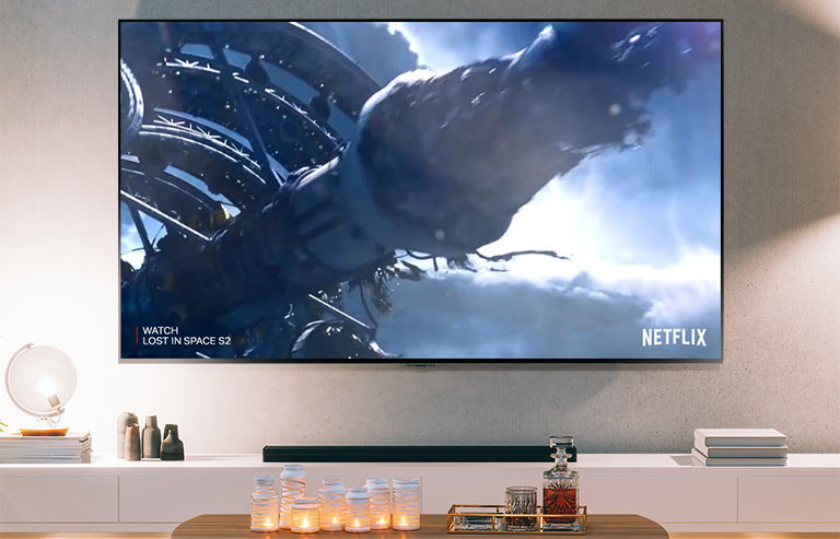Ein Fernsehbildschirm, der einen Clip von Lost in Space, Staffel 2, auf Netflix zeigt (Video abspielen).