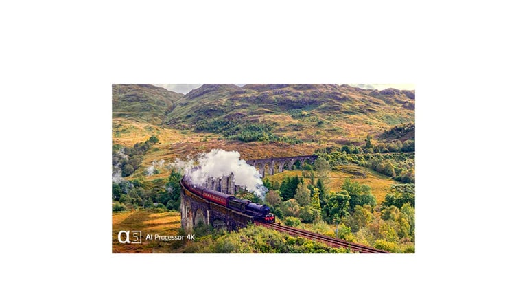 Eine Dampflokomotive fährt durch eine bergige Landschaft. Das α5 AI Processor 4K-Logo befindet sich am unteren linken Bildrand.