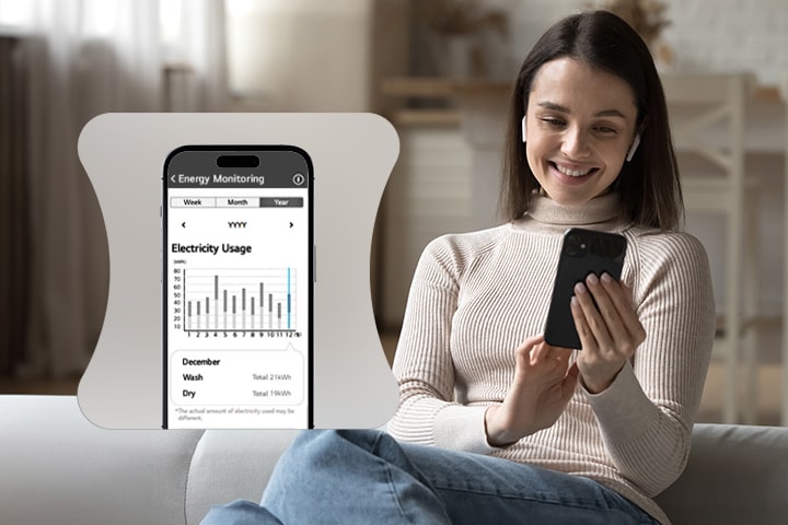 Eine Frau überwacht den Energieverbrauch anhand einer thinq-App	