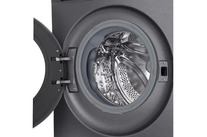 Ein Bild, in dem mit vier Düsen Wasser auf Hemden gesprüht wird