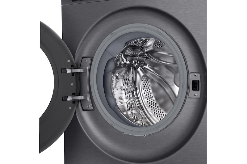 Ein Bild, in dem mit vier Düsen Wasser auf Hemden gesprüht wird