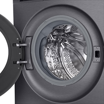 Ein Bild, in dem mit vier Düsen Wasser auf Hemden gesprüht wird