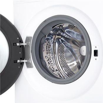 Ein Bild, in dem mit vier Düsen Wasser auf Hemden gesprüht wird