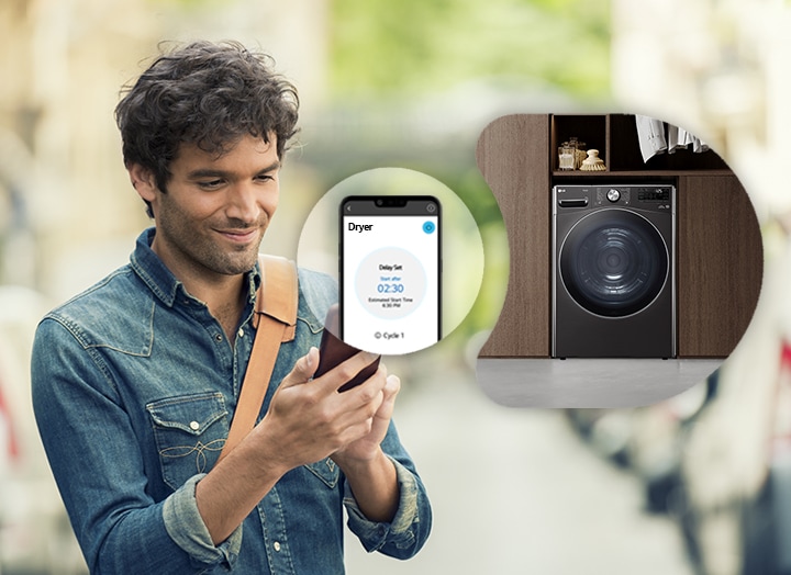 Ein Mann steuert den LG Trockner per Fernbedienung über eine ThinQ-App