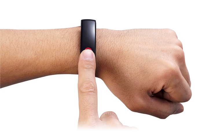 LG Fitnessarmband mit 3-Achsen-Beschleunigungsmesser, Kalorienanzeige, Herzfrequenzanzeige und Bluetooth 4.0, Lifeband Touch FB84