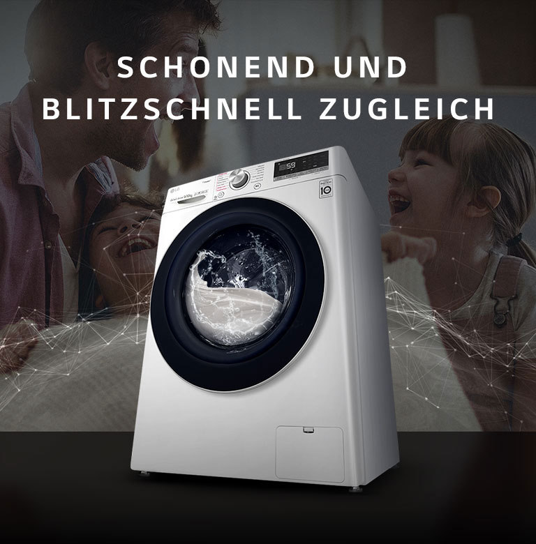 Die Waschmaschine arbeitet davor stehen ein lachender Vater und seine lachende Tochter.