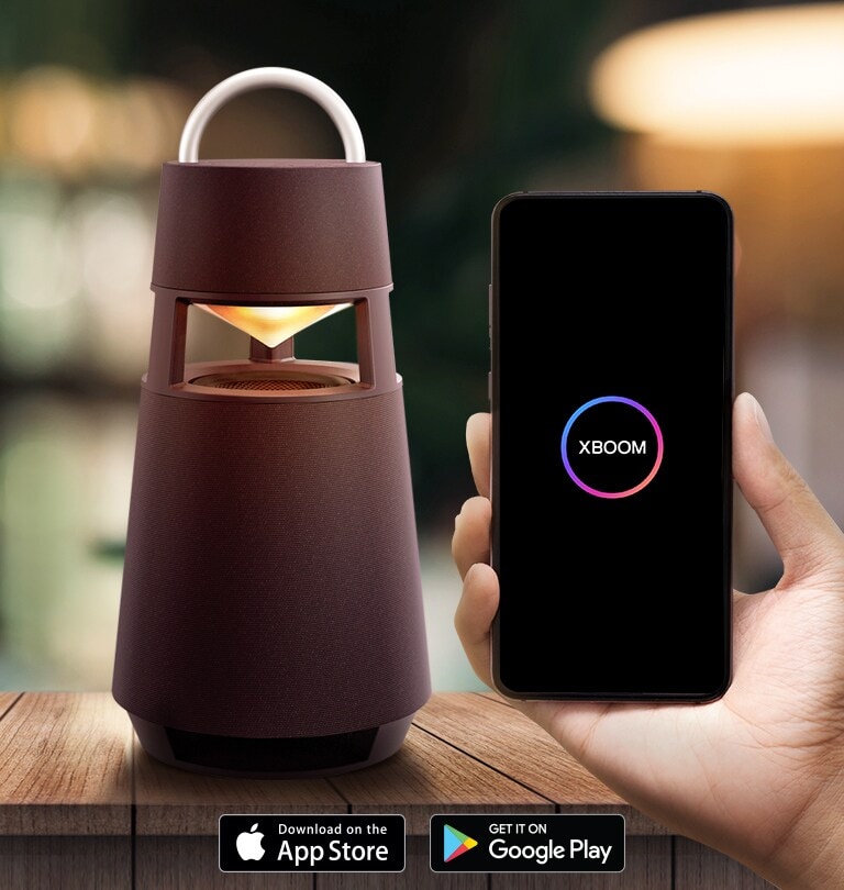 xboom 360 und eine Hand, die ein Mobiltelefon hält, auf dem ein App-Bildschirm schwebt.