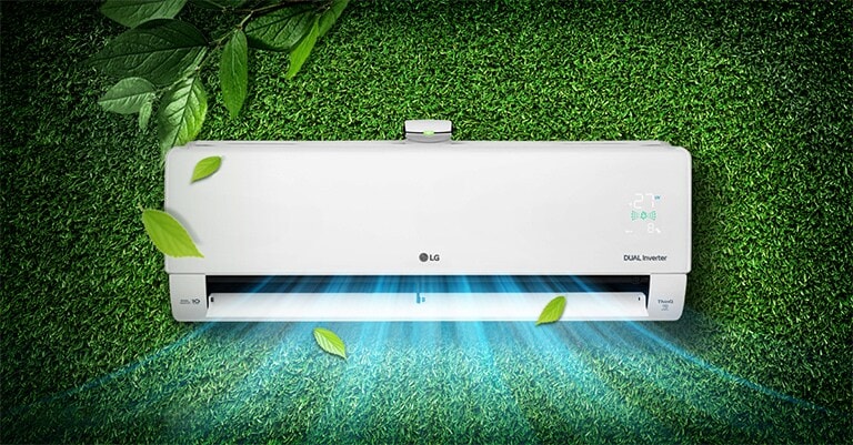 eine Klimaanlage, die kühle Luft auf grünes Gras bläst