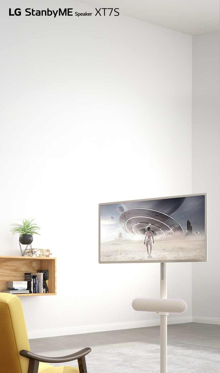 Der LG StanbyME wird im Wohnzimmer aufgestellt. Der LG StanbyME Speaker XT7S wird unter dem Bildschirm angebracht. Der Bildschirm zeigt einen Science-Fiction-Film.
