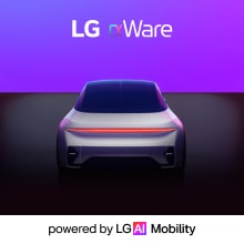 LG αWare mit LG AI Mobility – Heckansicht eines Konzept-Elektrofahrzeugs mit rotem Lichtstreifen